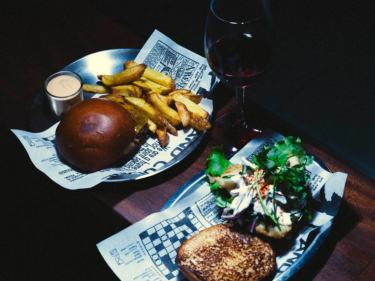Noches en Driper, smash burgers y vinilos