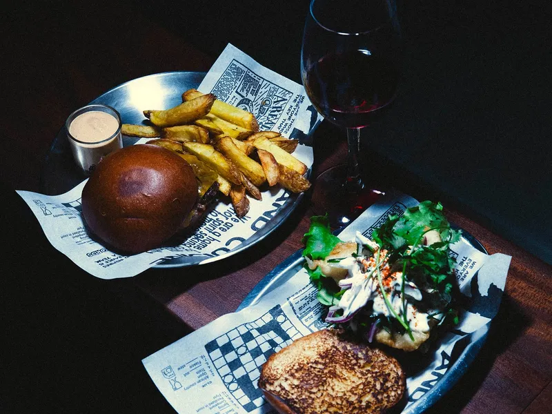 Noches en Driper, smash burgers y vinilos