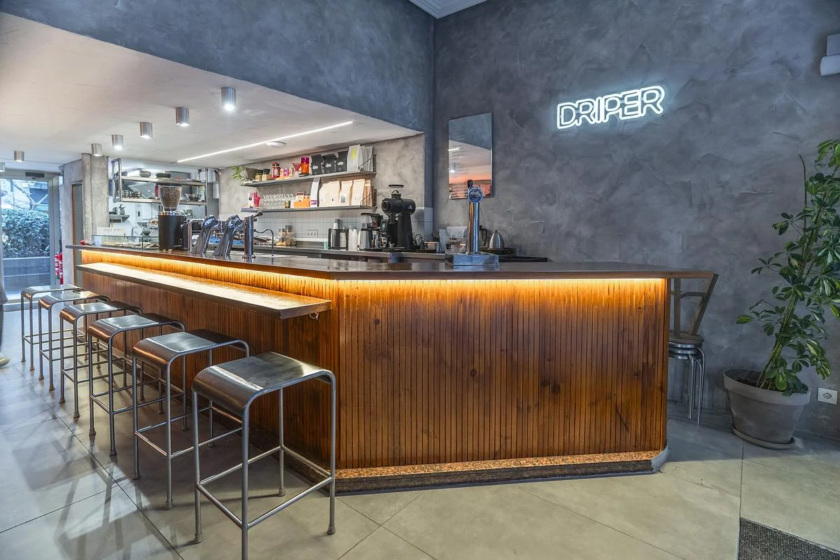 Interior, barra y mesas de Driper en Gros, Donostia